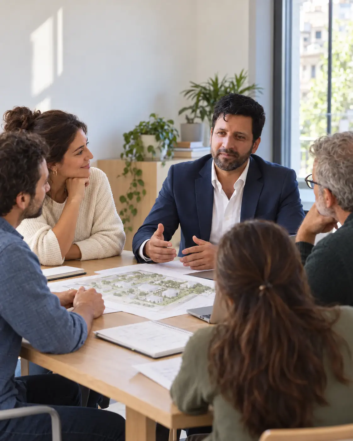 Integrantes de una cooperativa revisando un estatuto en una reunión