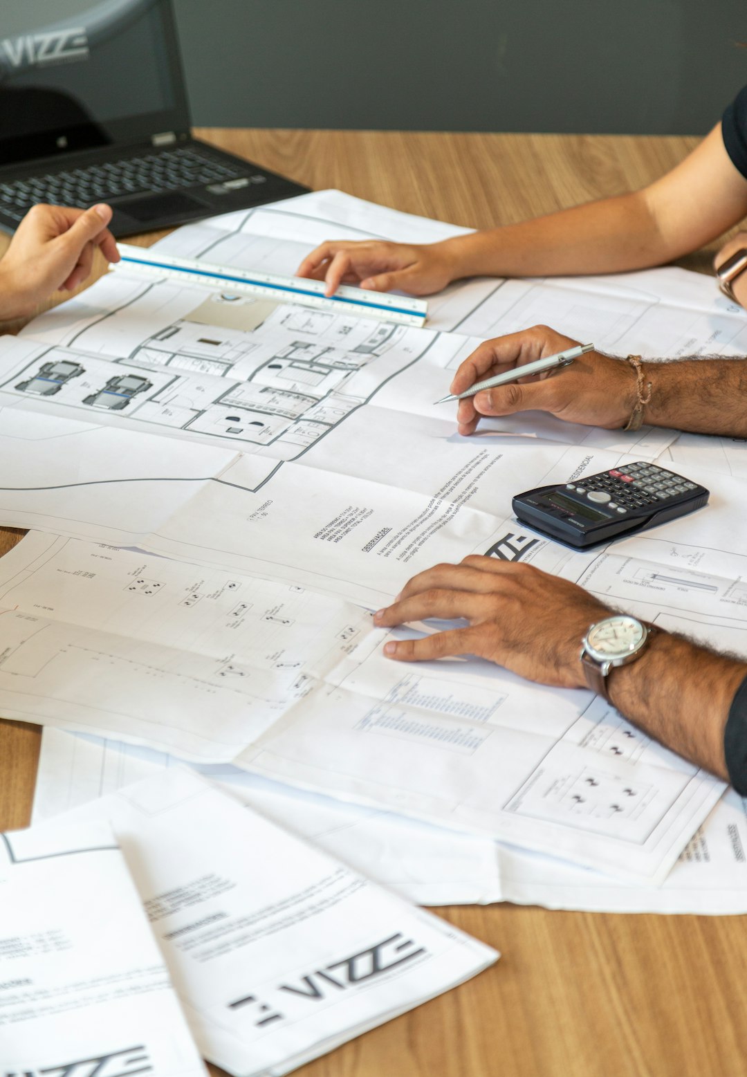 Personas revisando planos y documentación para formar una cooperativa de vivienda en Uruguay