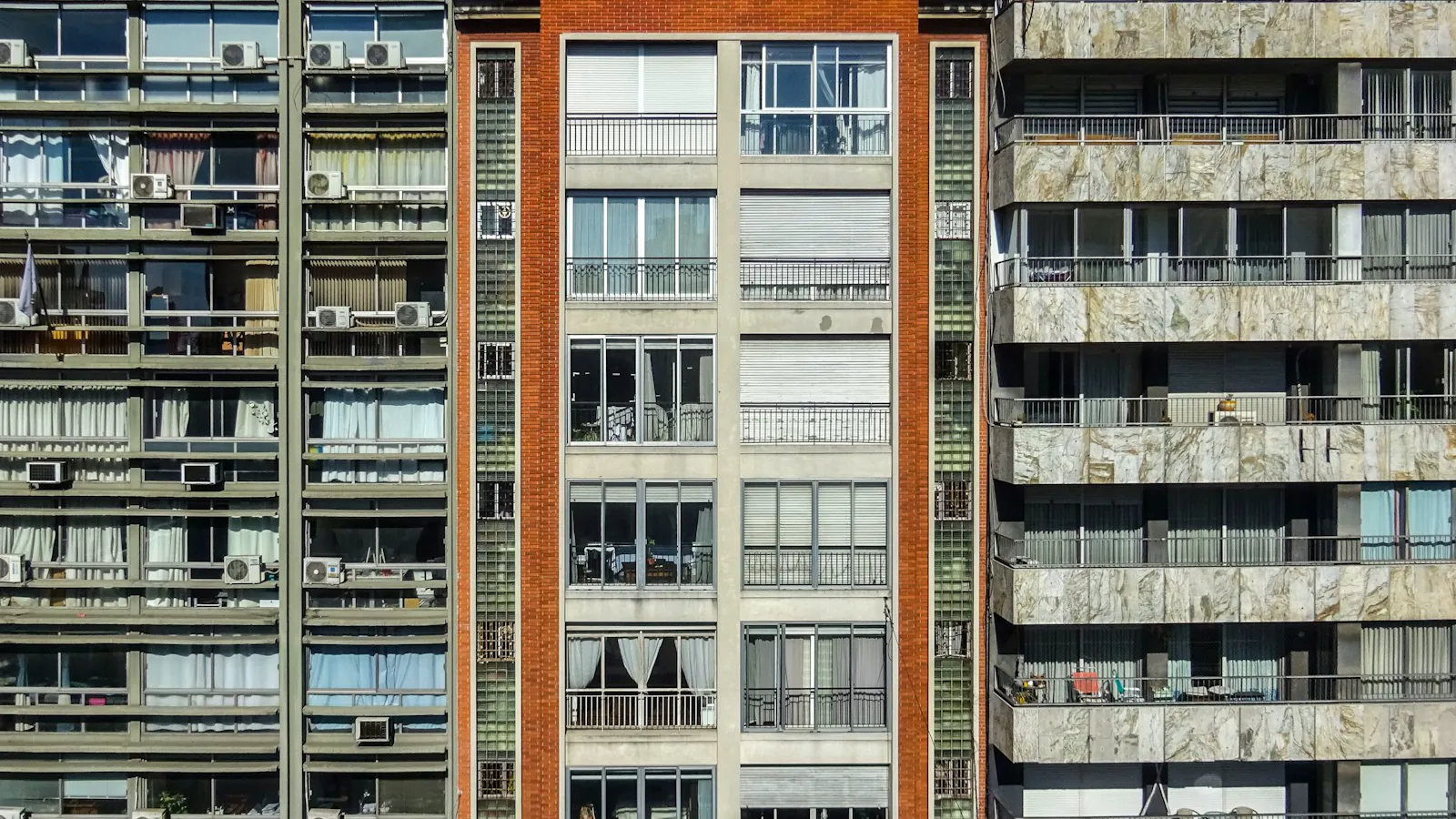 Edificio residencial urbano de apartamentos, referencia visual de vivienda accesible
