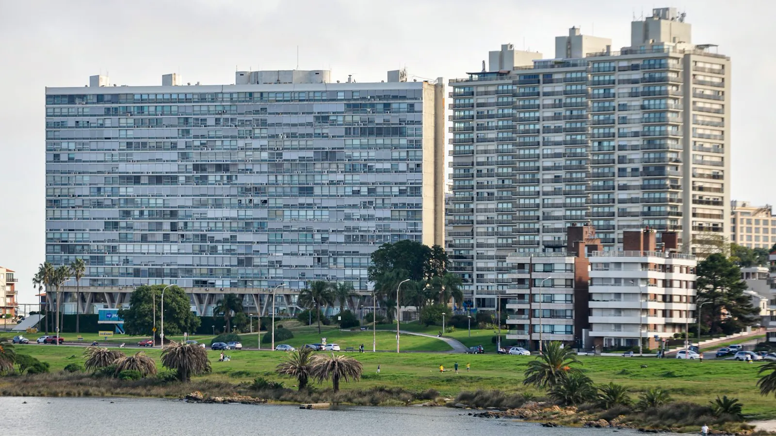 Edificio de apartamentos contemporáneo para ilustrar una feria inmobiliaria